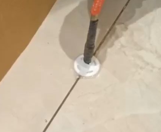 克山瓷砖空鼓维修公司专业解答瓷砖在铺贴过程中，如果没有涂抹均匀到位的粘结材料（如水泥砂浆或瓷砖胶），可能会导致以下问题